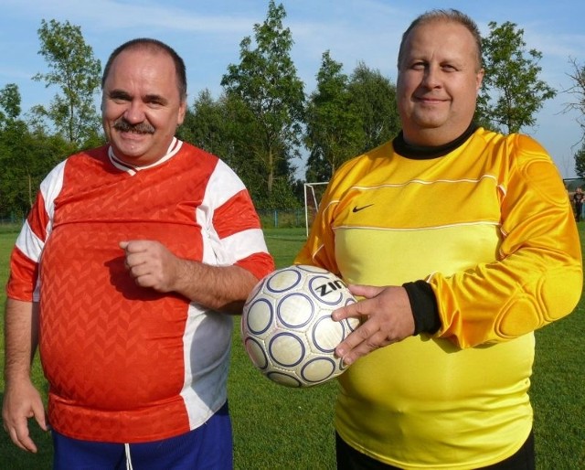 Dwóch naczelnych piłkarzy gminy Krasocin: wicewójt Jacek Sienkiewicz (z lewej) i wójt Ireneusz Gliściński.