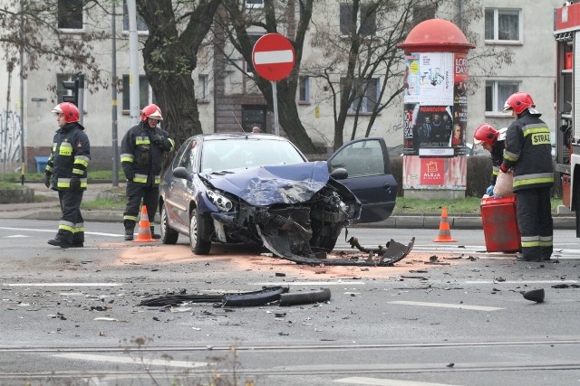 Wypadek na Kozanowie. Zderzenie opla i peugeota na skrzyżowaniu Pilczyckiej, Gwareckiej i Górniczej.