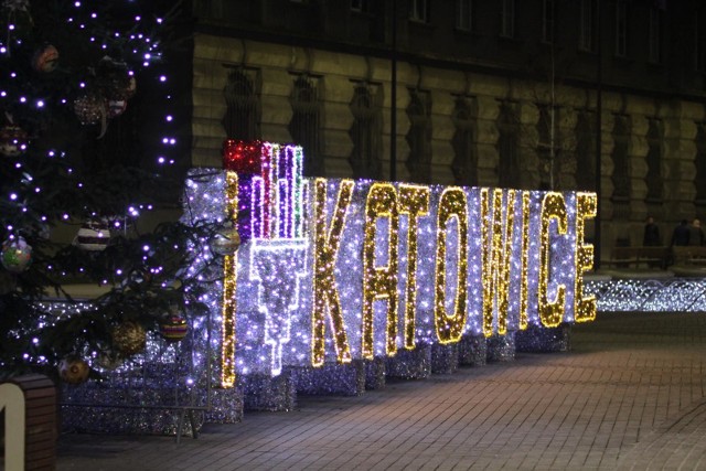 Świąteczna iluminacja Katowic w 2019 roku.Zobacz kolejne zdjęcia. Przesuwaj zdjęcia w prawo - naciśnij strzałkę lub przycisk NASTĘPNE