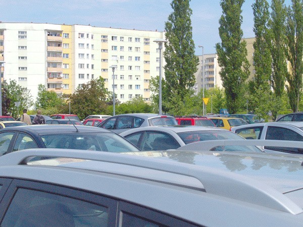 Po południu osiedlowe parkingi w Koszalinie są zapchane. Wielu zostawia swoje samochody przy Politechnice Koszalińskiej lub na parkingu galerii Emka.