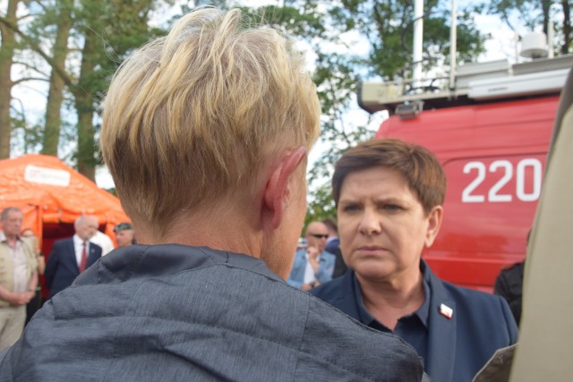 Premier Beata Szydło słucha relacji burmistrz Czerska Jolanty Fierek