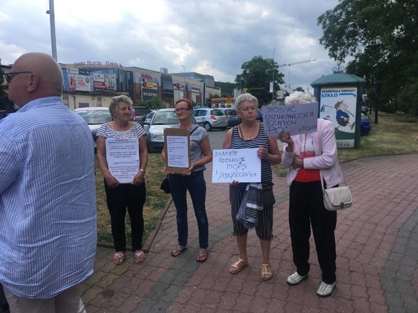 Protest w Rumi przeciw PO i burmistrzowi Pasiecznemu