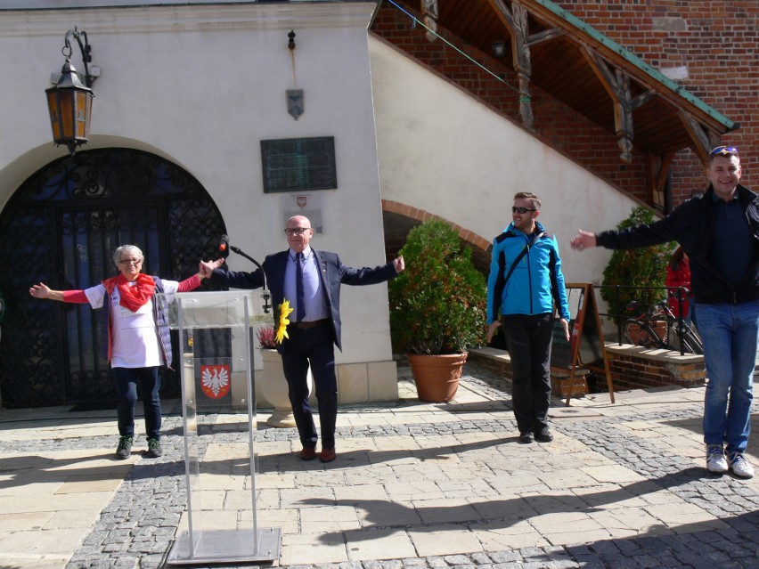 Mieszkańcy Sandomierza poszli spacerkiem po zdrowie. Na 30 minutowy spacer wybrało się 143 zawodników. 