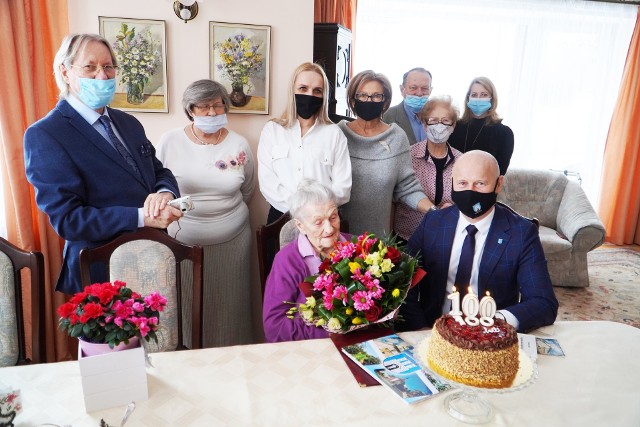 Zofia Tuszyńska ze swoimi gośćmi podczas domowej uroczystości urodzinowej.