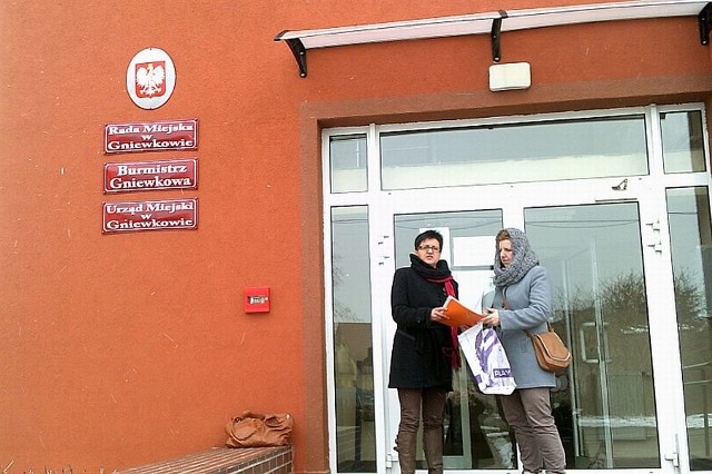 Radna Joanna Borowska (z lewej) dyżurowała przed urzędem w Gniewkowie