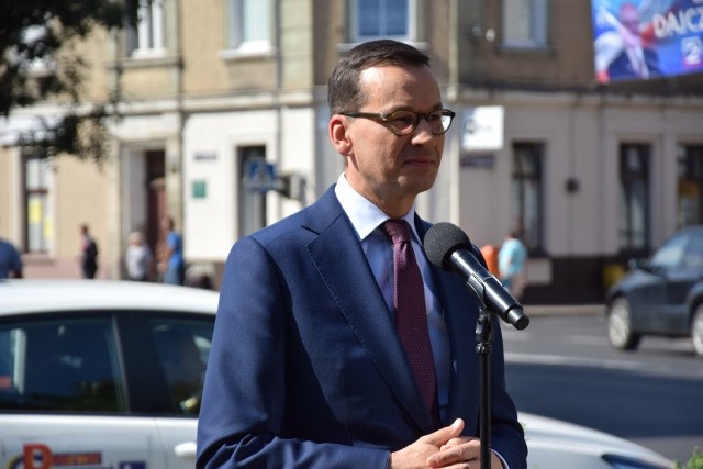 Premier Mateusz Morawiecki w czasie kilkunastominutowej w Świebodzinie zdążył jedynie wręczyć symboliczne czeki włodarzom gmin