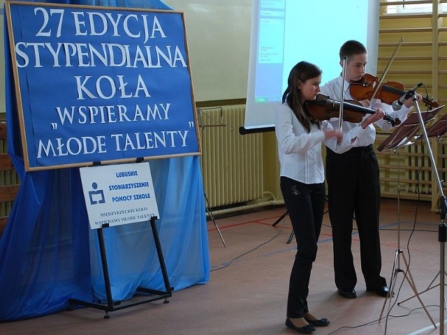 Muzycznymi uzdolnieniami popisywali się podczas gali Ilona Bielat i Mateusz Najderek z Państwowej Szkoły Muzycznej w Międzyrzeczu.