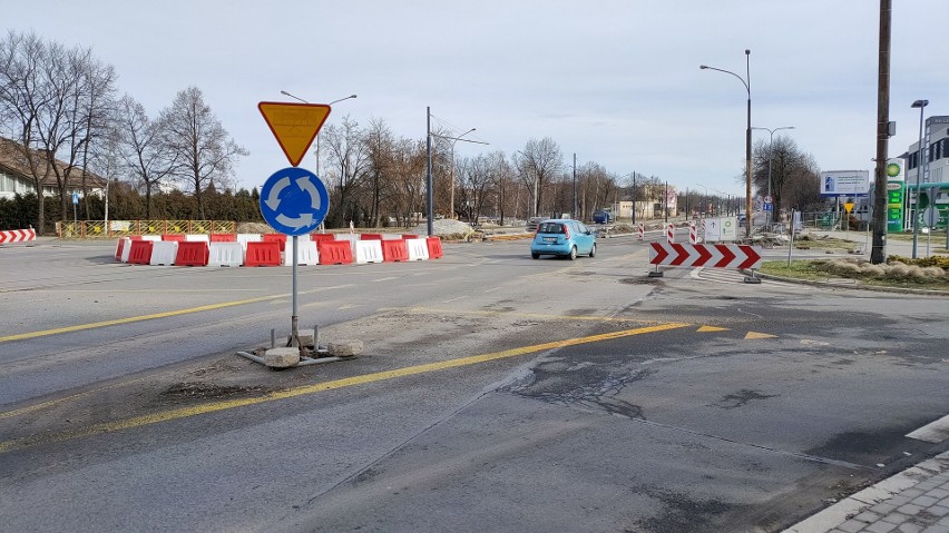 W Dąbrowie Górniczej wraz z układaniem nowego torowiska...