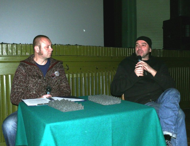 Tomasz Budzyński (z prawej, obok prowadzący spotkanie Andrzej Szostek) przyjechał do Stalowej Woli, by spotkać się z widzami swojego filmu "Podróż na Wschód".