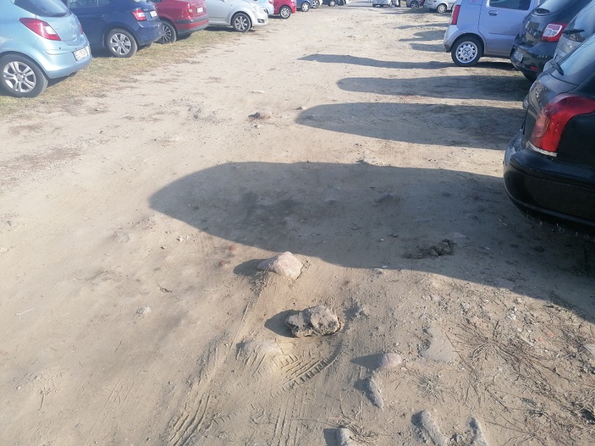 Parking grozy przy cmentarzu na Zarzewie. Jest w tragicznym stanie. Dziura na dziurze! ZDJĘCIA