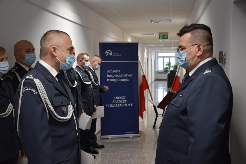 Areszt Śledczy w Białymstoku. Funkcjonariusze Służby Więziennej otrzymali awanse i odznaczenia (zdjęcia)
