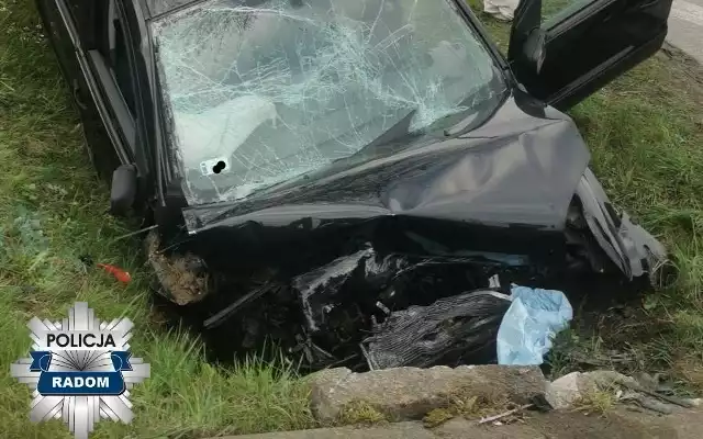 Kierowca forda uderzył w przepust na drodze w Wielogórze pod Radomiem.