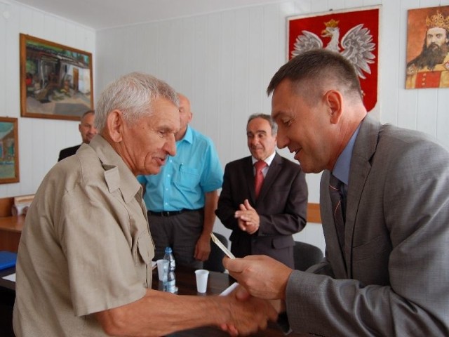 Odznaczenie z rąk Grzegorza Świercza, członka zarządu województwa świętokrzyskiego (po prawej) odbiera Marian Lesiak, prezes Szydłowskiego Towarzystwa Strzeleckiego (po lewej).