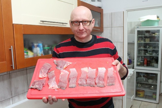 Piotr Suchoń, właściciel Gospodarstwa Rybackiego Stawy w powiecie jędrzejowskim prezentuje wyfiletowanego karpia.
