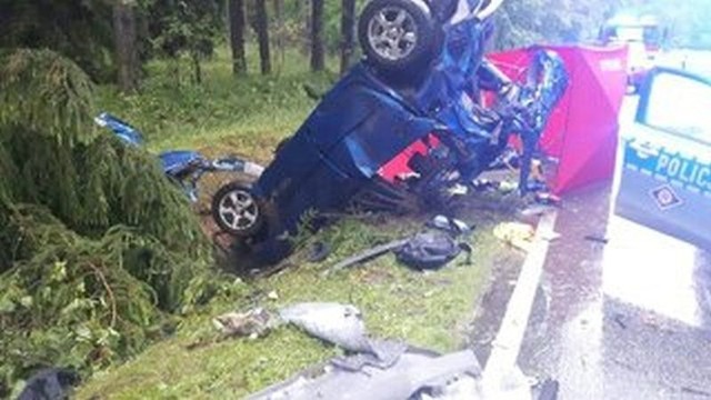 Podczas minionego weekendu na drogach powiatu piskiego doszło do 2 wypadków drogowych i 6 kolizji. W jednym z wypadków, który miał miejsce pod Orzyszem, zginął 18-letni kierowca.