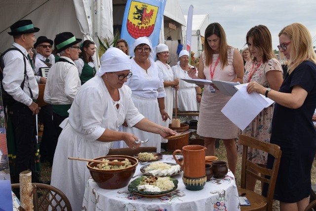 Kluchy z kapustą gospodyń z Czemlewa bardzo smakowały gościom dożynek wojewódzkich. Potrawa zdobyła I miejsce