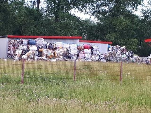 Groźne odpady nad Rudawą w Zabierzowie. Mieszkańcy obawiają się podpalenia [ZDJĘCIA]