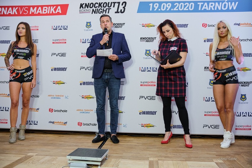 Tarnów. Oficjalne ważenie przed KnockOut Boxing Night 13. Masternak minimalnie cięższy od Mabiki [ZDJĘCIA]