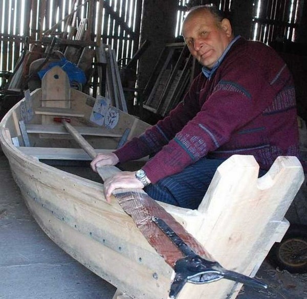 Ginter Ryborz z repliką łodzi, na jakiej 200 lat temu pływali jego przodkowie.