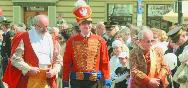 Józef Rogacki to postać nietuzinkowa. Tu, pierwszy z lewej strony, w szykownym kontuszu na paradzie z okazji święta 3 Maja