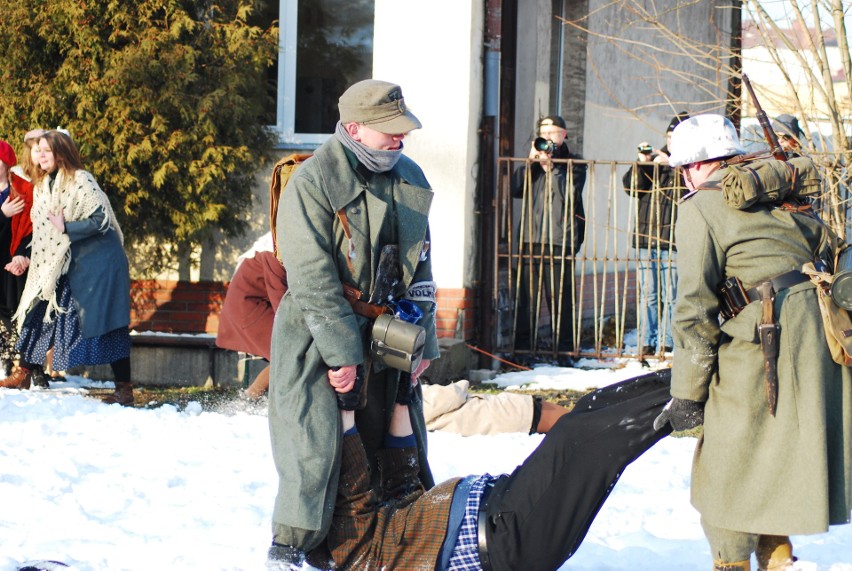 Bytom: w Miechowicach zrekonstruowali walki ze stycznia 1945 roku [ZDJĘCIA+WIDEO]