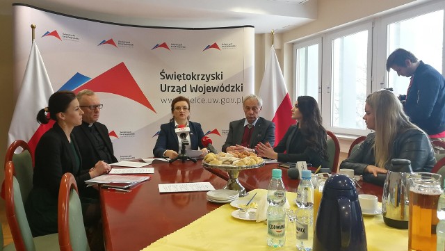 Od prawej: rektor Wiesław Trąmpczyński, wojewoda Agata Wojtyszek oraz wikariusz generalny diecezji kieleckiej, ksiądz Dariusz Gącik.