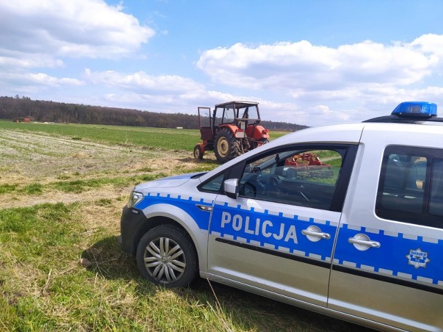 Policjanci zauważyli traktor na polu w sąsiedniej miejscowości