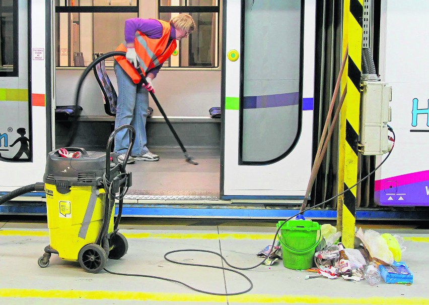 Godz. 22.17 Tuż po zjeździe każdy tramwaj jest dokładnie...