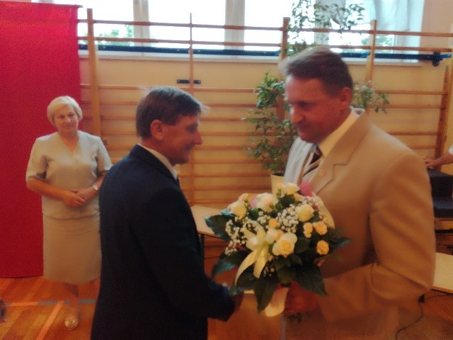 Przewodniczący Wojciech Kózka i burmistrz Dariusz Skiba.