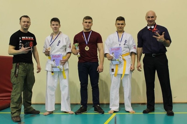 Medalowa reprezentacja MKKK Shinkyokushin z sempai Marianem Zającem i sensei Arturem Prusińskim.