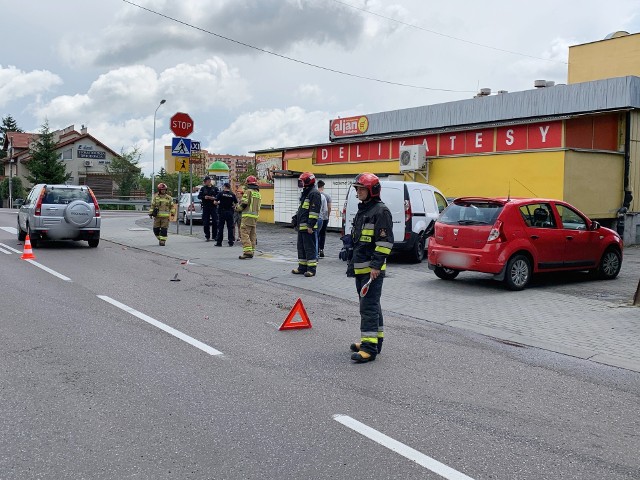 Do zdarzenia doszło w czwartek chwilę przed godz. 12 na ul. Opalińskiego w Przemyślu. Kierująca dacią wyjeżdżając z parkingu nie ustąpiła pierwszewństwa kierującej hondą przez co doprowadziła do zderzenia się pojazdów. Nikt nie został poszkodowany. Policjanci zakwalifikowali zdarzenia jako kolizję i ukarali sprawczynię mandatem.Zobacz też:• Wypadek w Żurawicy. Na drodze krajowej nr 77 dachowała honda. Do szpitala trafiło 5 osób [ZDJĘCIA]• Na parkingu w Przemyślu kierowca tira potrącił 11-letniego chłopca [ZDJĘCIA]FLESZ: Wypadki drogowe - pierwsza pomoc 