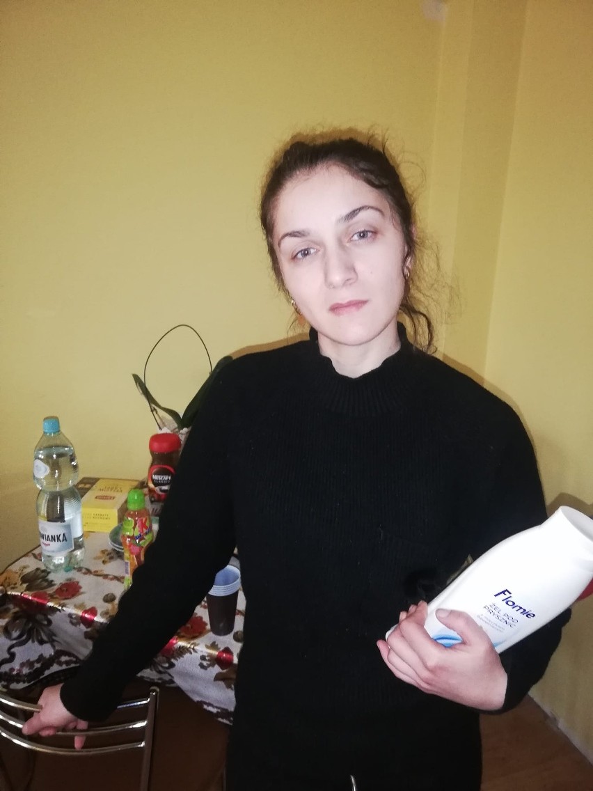 Mama z bliźniakami z Ukrainy dotarła do Piekoszowa. Uciekła przed bombardowaniem. Na Ukrainie zostali mąż, brat i rodzice. Dziękuje Polakom 