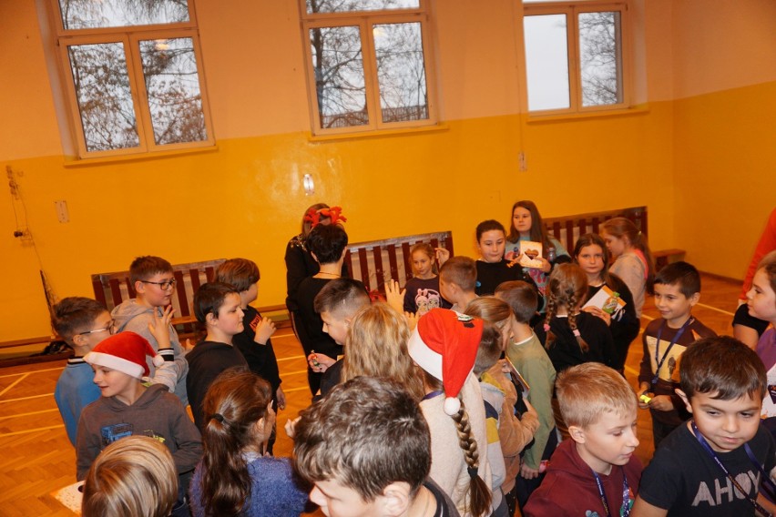 Święty Mikołaj z pomocnikami odwiedzili placówki oświatowe na terenie Miasta i Gminy Koprzywnica. Zobacz zdjęcia
