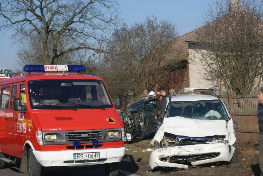 Śmiertelny wypadek pod Sieradzem. Nie żyje mężczyzna, 4 osoby ranne [ZDJĘCIA]