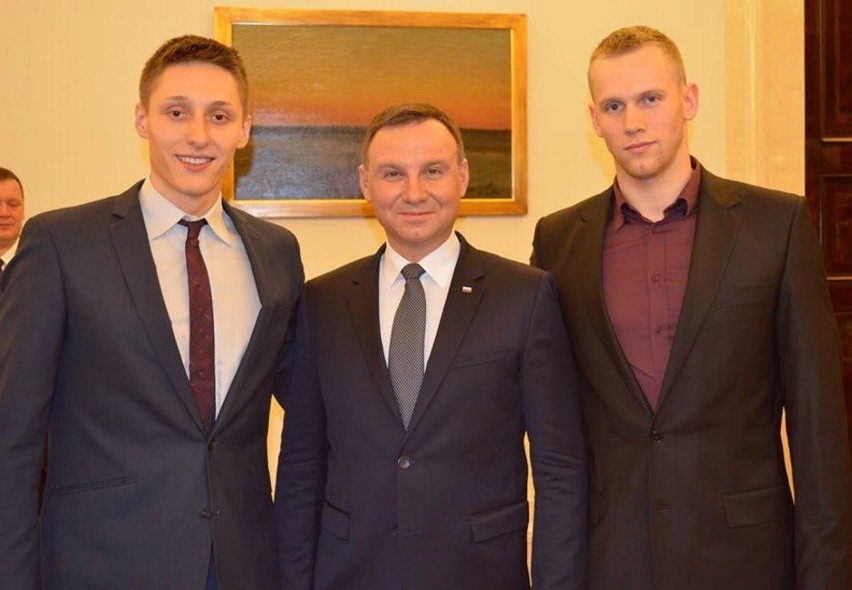 Trener Tomasza Polewki - Robert Wilk (z lewej), prezydent RP...