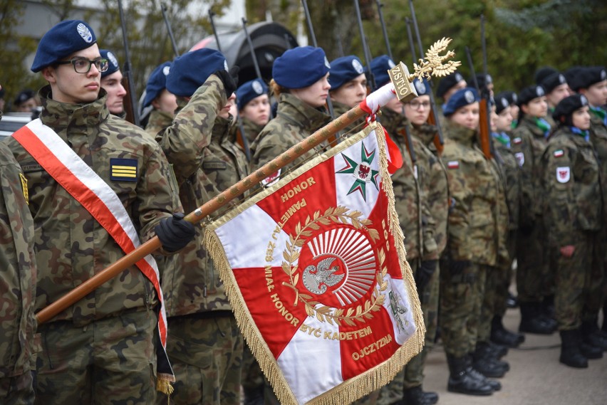 Były wiązanki kwiatów, zapalone znicze oraz uroczysty apel z...