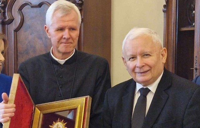 Ojciec Marian Puchała przekazał wicepremierowi Jarosławowi Kaczyńskiemu haftowany relikwiarz Drzewa Krzyża Świętego. Więcej prywatnych zdjęć z pobytu wicepremiera na Świętym Krzyżu na kolejnych slajdach.