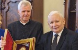 Jarosław Kaczyński modlił się na sumie odpustowej na Świętym Krzyżu. Później były prywatne rozmowy, obiad u ojców oblatów i prezenty 