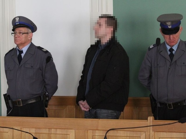 32-letni kielczanin, który zdecydował się na współpracę z prokuraturą, został skazany na 2,5 roku więzienia i 15 tysięcy złotych grzywny. Na ogłoszenie wyroku został doprowadzony z aresztu. 
