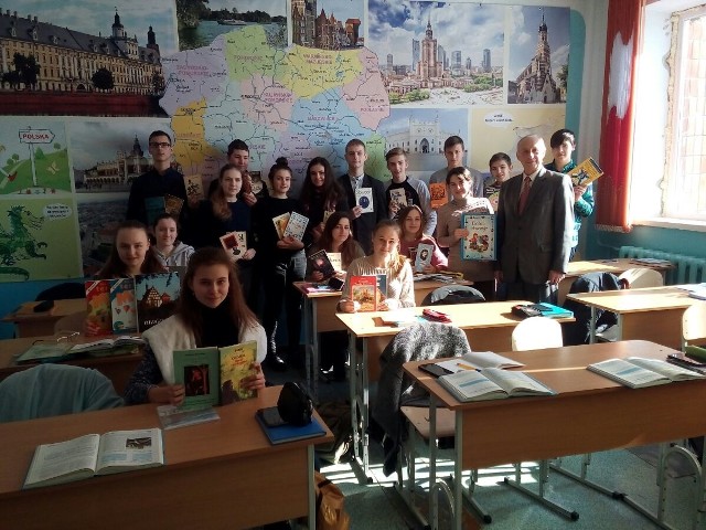 Tak uczniowie i dyrektor Ogólnokształcącej Szkoły І-ІІІ stopnia № 29 w Chmielnickim cieszyli się z pierwszej dostawy książek.