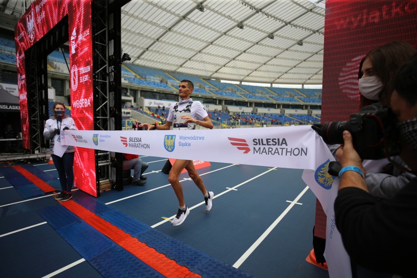 Najlepsi biegacze Silesia Marathonu na mecie na Stadionie...