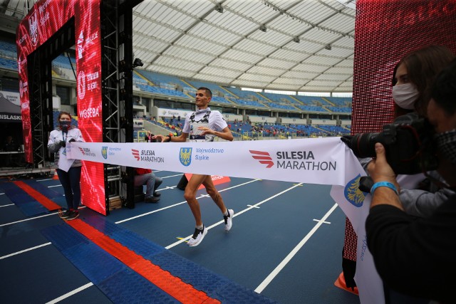 Najlepsi biegacze Silesia Marathonu na mecie na Stadionie ŚląskimZobacz kolejne zdjęcia. Przesuwaj zdjęcia w prawo - naciśnij strzałkę lub przycisk NASTĘPNE