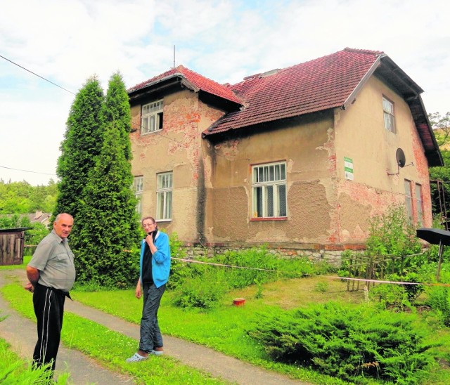 Halina i Zdzisław Pawłowscy martwią się, bo dom został bez kominów