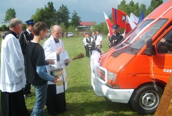 Samochód poświęcili ks. Tadeusz Bernat i ks. Bolesław Suberlak.