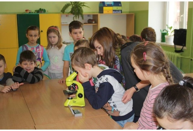 Uczniowie z Bębła podczas pierwszych minibadań z mikroskopem