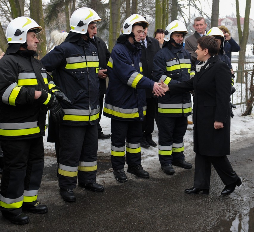 Była premier Beata Szydło wita się ze strażakami z OPS...