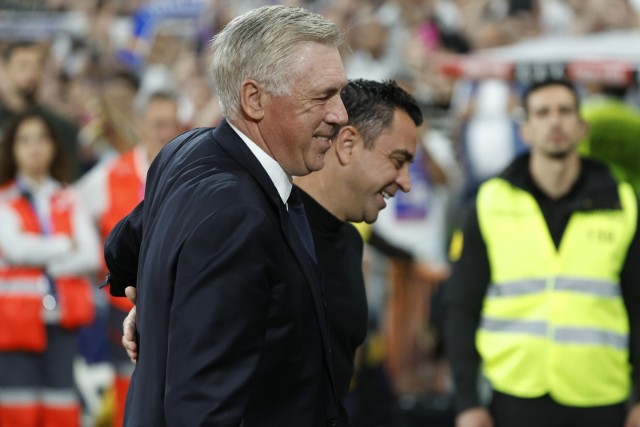 Trener Realu Madryt Carlo Ancelotti i szkoleniowiec Barcelony Xavi Hernandez