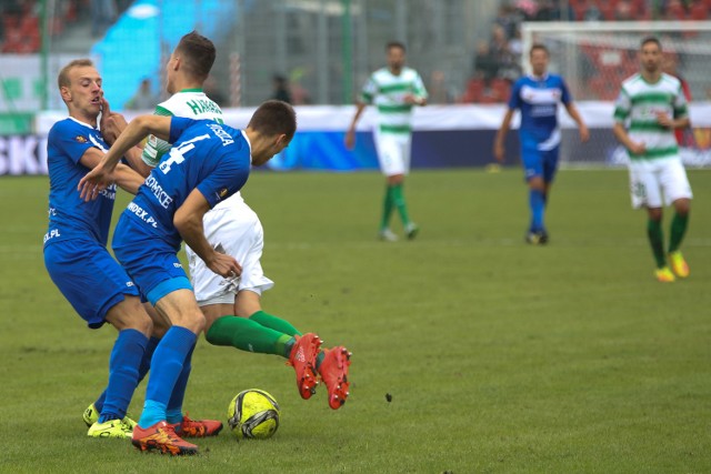 Dominik Radziemski (z lewej) podczas meczu z Lechią Gdańsk