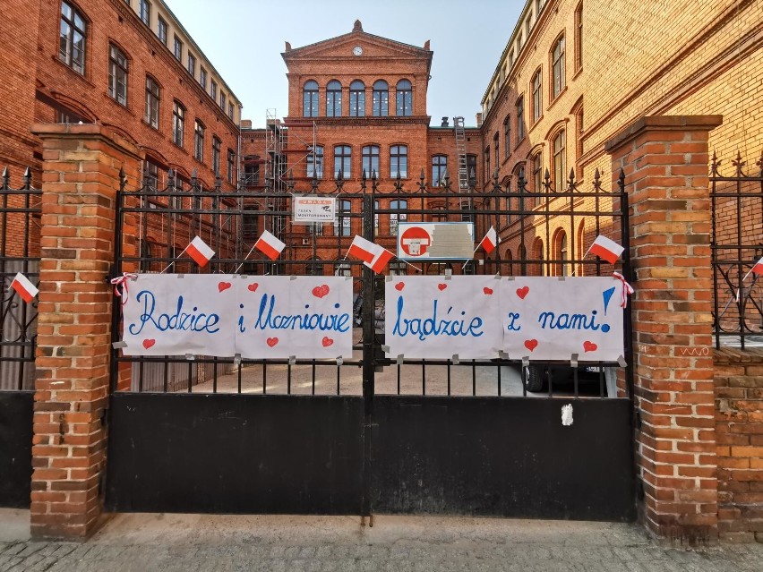 Trwa strajk nauczycieli. W Toruniu pedagodzy protestują w...