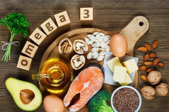 O zdrowie trzeba dbać w każdym wieku. Im wcześniej człowiek zrozumie co powinien przyjmować, by cieszyć się długim zdrowiem, tym lepiej.  W ostatnim czasie coraz większą wagę przywiązuje się do kwasów tłuszczowych omega-3. Związki te wykazują szereg właściwości prozdrowotnych. Co się dzieje z organizmem, gdy brakuje w nim kwasów omega-3? Jakie są objawy ich niedoboru?Czytaj dalej. Przesuwaj zdjęcia w prawo - naciśnij strzałkę lub przycisk NASTĘPNE